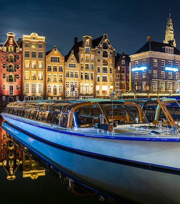 Kanalrundfart i Amsterdam om natten